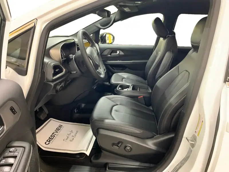 2027 Chrysler Pacifica Select, bílá, 26 km, dovoz Kanada — foto 10 z 12