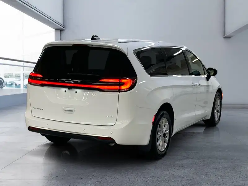 2027 Chrysler Pacifica Select, bílá, 26 km, dovoz Kanada — foto 5 z 12