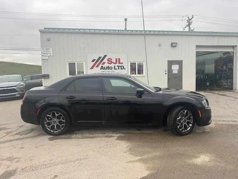 2016 Chrysler 300 300S, černá, 179 354 km, dovoz Kanada — foto 2 z 12