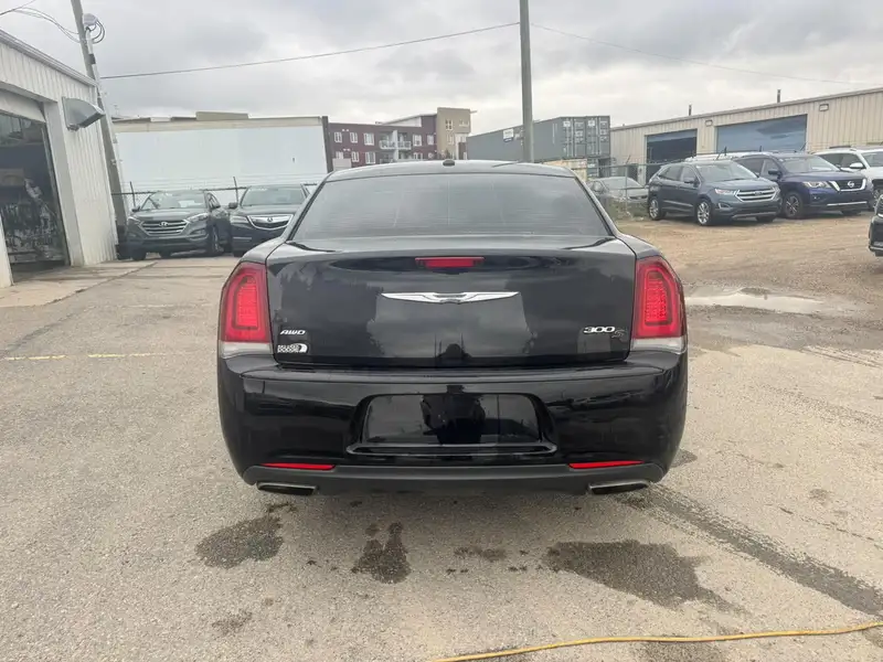 2016 Chrysler 300 300S, černá, 179 354 km, dovoz Kanada — foto 4 z 12