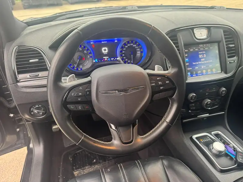 2016 Chrysler 300 300S, černá, 179 354 km, dovoz Kanada — foto 8 z 12