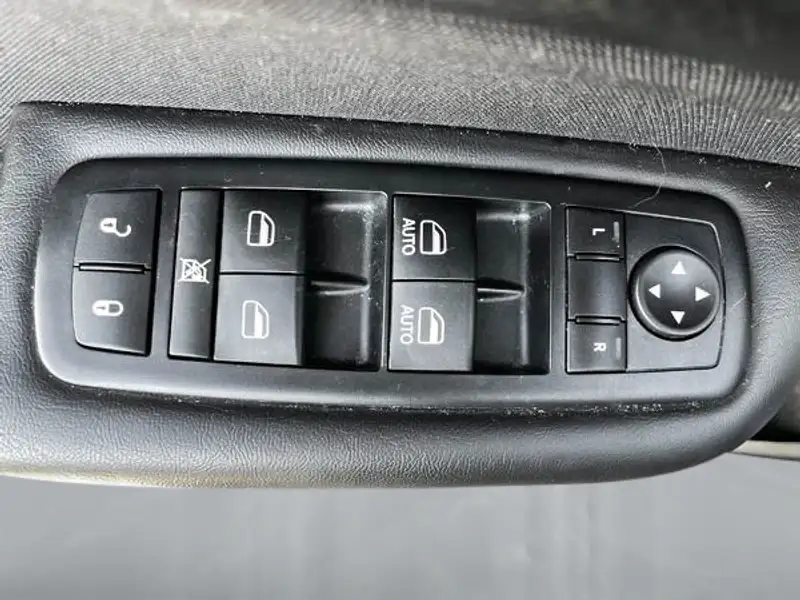 2016 Chrysler 200 LIMITED, červená, 94 399 km, dovoz Kanada — foto 10 z 12