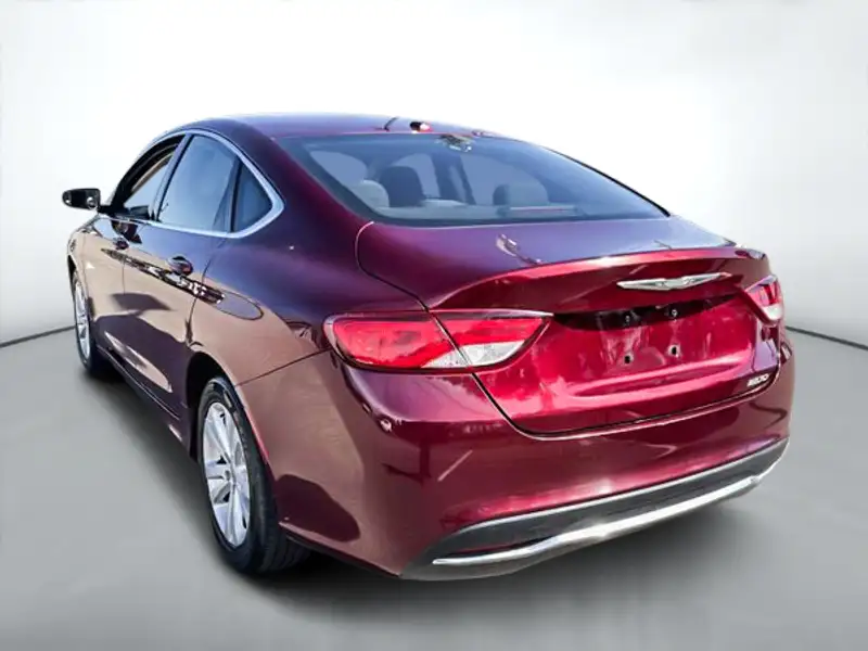 2016 Chrysler 200 LIMITED, červená, 94 399 km, dovoz Kanada — foto 5 z 12