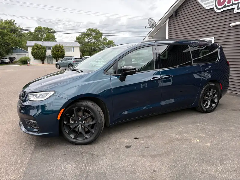 2025 Chrysler Pacifica Limited, zelená, 57 478 km, dovoz Kanada — foto 2 z 12
