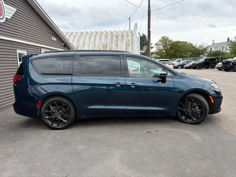 2025 Chrysler Pacifica Limited, zelená, 57 478 km, dovoz Kanada — foto 6 z 12