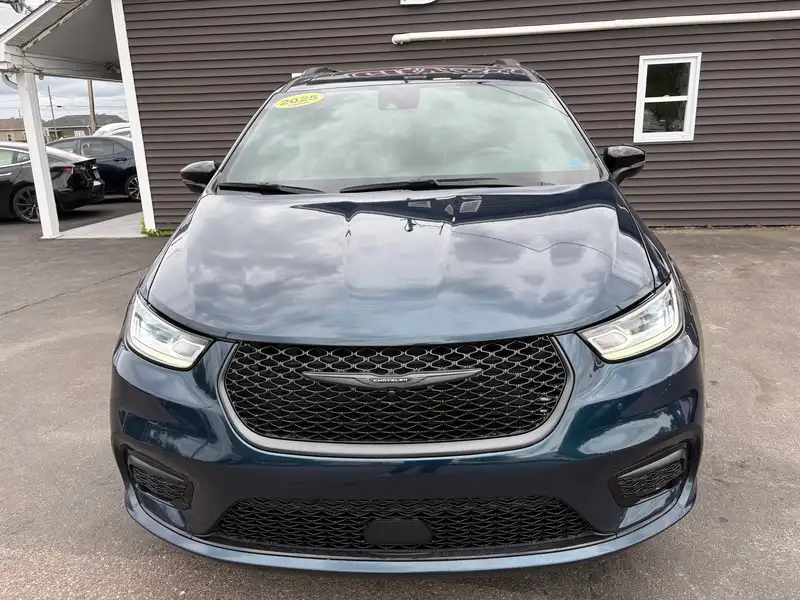 2025 Chrysler Pacifica Limited, zelená, 57 478 km, dovoz Kanada — foto 8 z 12