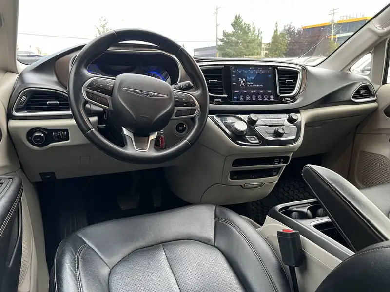 2018 Chrysler Pacifica Touring L Plus, černá, 109 269 km, dovoz Kanada — foto 10 z 12