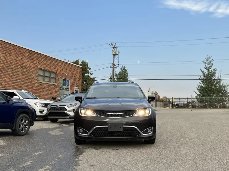 2018 Chrysler Pacifica Touring L Plus, černá, 109 269 km, dovoz Kanada — foto 2 z 12