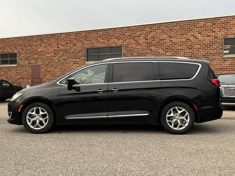 2018 Chrysler Pacifica Touring L Plus, černá, 109 269 km, dovoz Kanada — foto 4 z 12