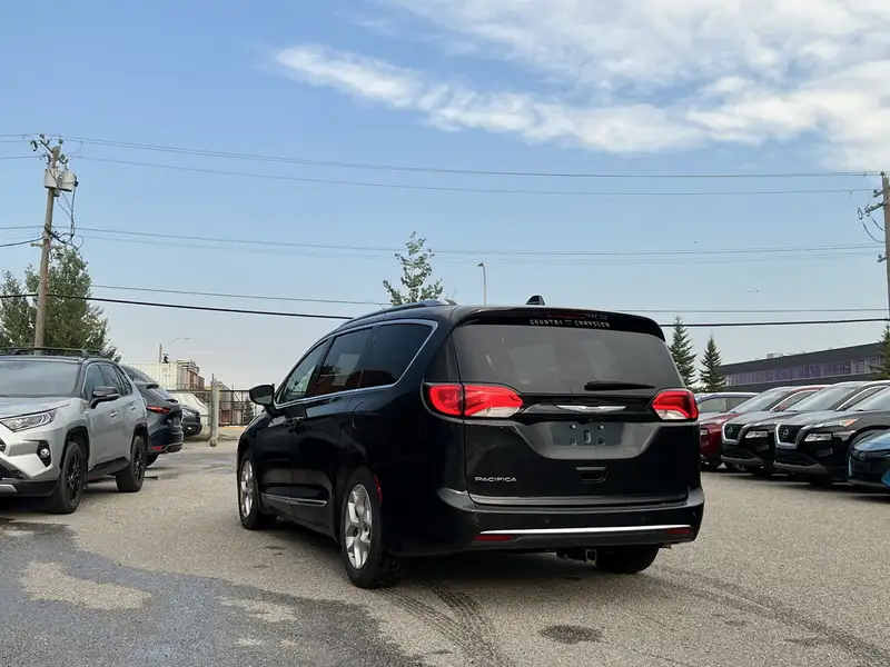 2018 Chrysler Pacifica Touring L Plus, černá, 109 269 km, dovoz Kanada — foto 5 z 12