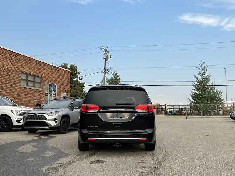 2018 Chrysler Pacifica Touring L Plus, černá, 109 269 km, dovoz Kanada — foto 6 z 12