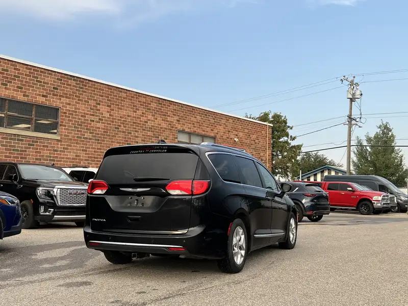 2018 Chrysler Pacifica Touring L Plus, černá, 109 269 km, dovoz Kanada — foto 7 z 12