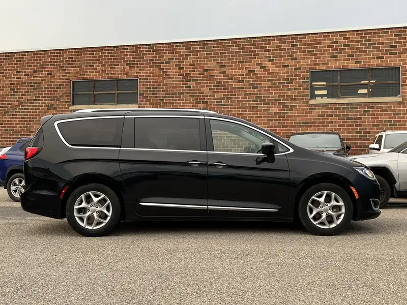 2018 Chrysler Pacifica Touring L Plus, černá, 109 269 km, dovoz Kanada — foto 8 z 12