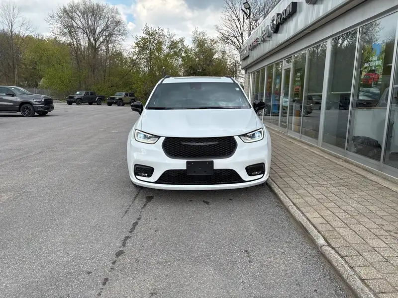 2024 Chrysler Pacifica Hybrid, bílá, 353 km, dovoz Kanada — foto 2 z 12