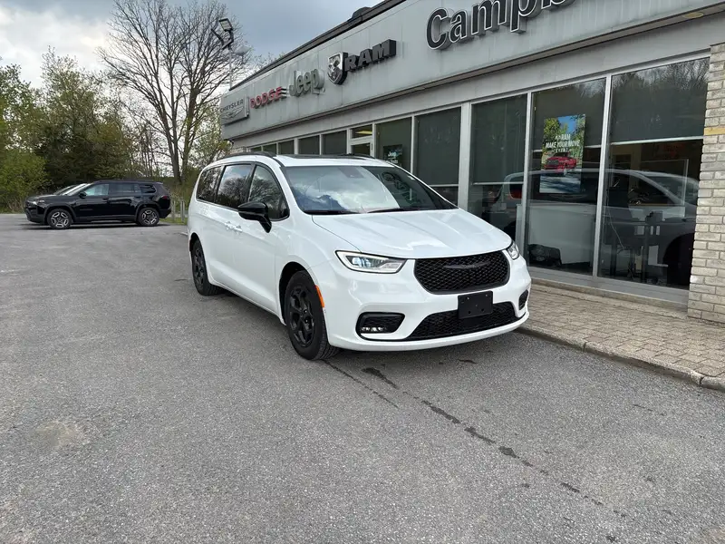 2024 Chrysler Pacifica Hybrid, bílá, 353 km, dovoz Kanada — foto 3 z 12