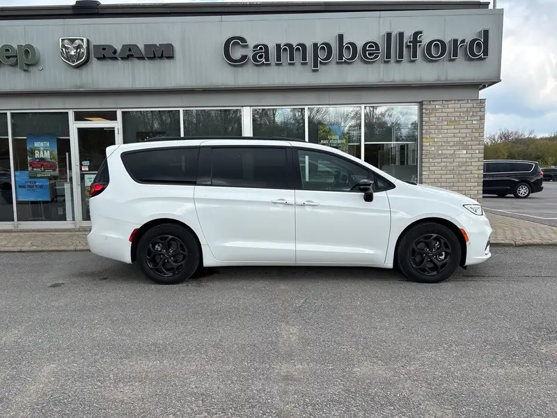 2024 Chrysler Pacifica Hybrid, bílá, 353 km, dovoz Kanada — foto 4 z 12