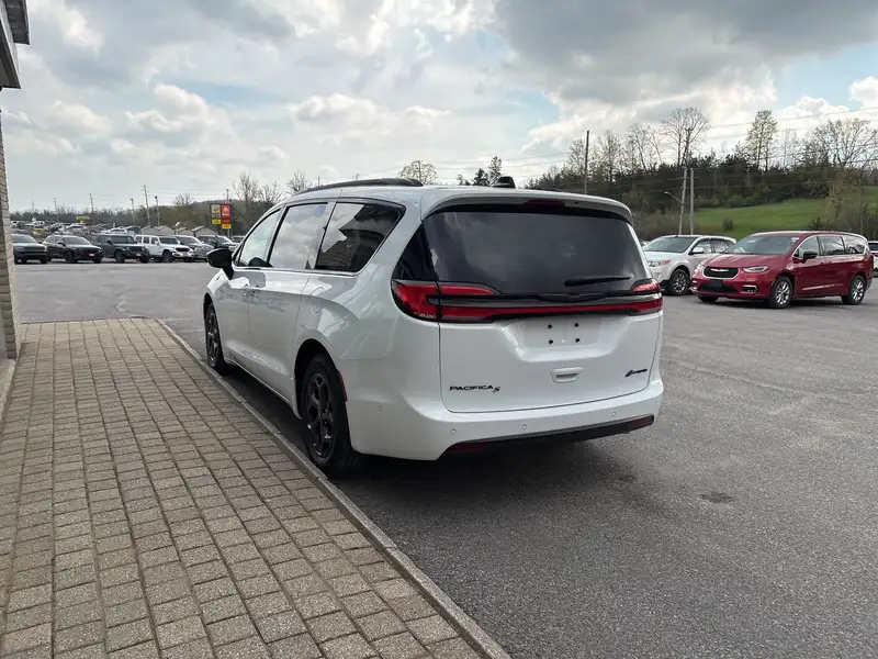 2024 Chrysler Pacifica Hybrid, bílá, 353 km, dovoz Kanada — foto 7 z 12