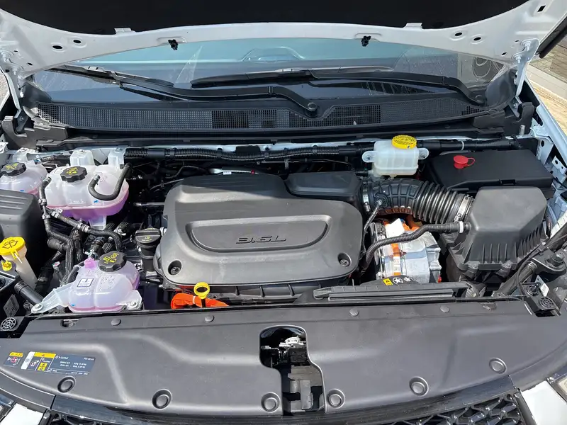 2024 Chrysler Pacifica Hybrid, bílá, 353 km, dovoz Kanada — foto 9 z 12