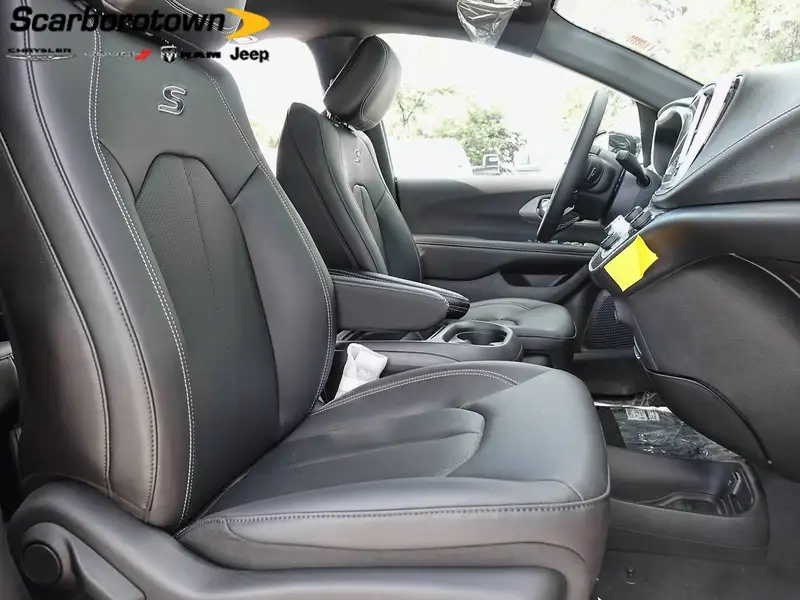 2027 Chrysler Pacifica Select, červená, 10 km, dovoz Kanada — foto 7 z 12