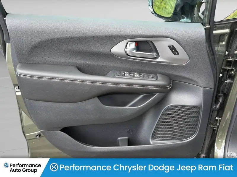 2027 Chrysler Pacifica Select, šedá, dovoz Kanada — foto 9 z 12