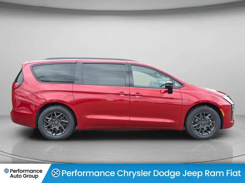 2027 Chrysler Pacifica Select, červená, dovoz Kanada — foto 4 z 12