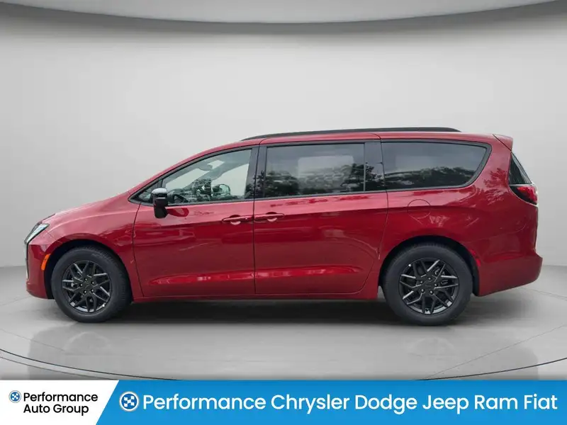 2027 Chrysler Pacifica Select, červená, dovoz Kanada — foto 8 z 12