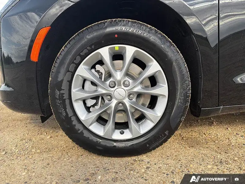 2027 Chrysler Pacifica Select, černá, 18 km, dovoz Kanada — foto 9 z 12