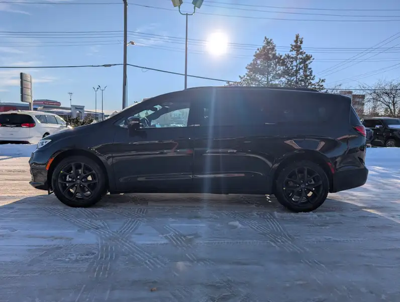 2026 Chrysler Pacifica Select, černá, 14 km, dovoz Kanada — foto 3 z 12
