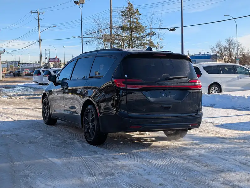 2026 Chrysler Pacifica Select, černá, 14 km, dovoz Kanada — foto 4 z 12