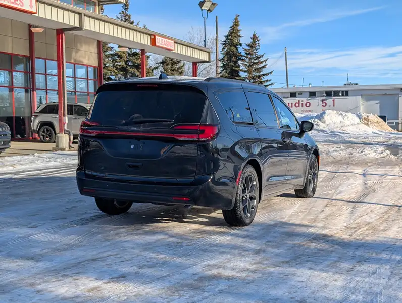 2026 Chrysler Pacifica Select, černá, 14 km, dovoz Kanada — foto 7 z 12