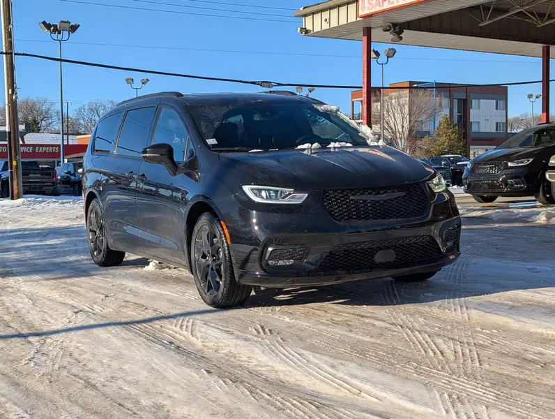 2026 Chrysler Pacifica Select, černá, 14 km, dovoz Kanada — foto 9 z 12