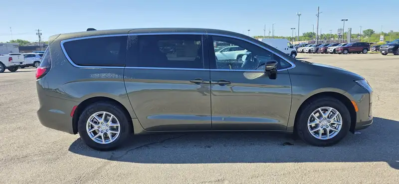 2027 Chrysler Pacifica, šedá, dovoz Kanada — foto 4 z 12