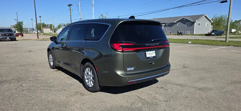 2027 Chrysler Pacifica, šedá, dovoz Kanada — foto 7 z 12