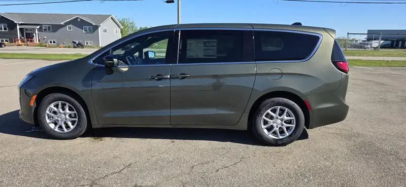 2027 Chrysler Pacifica, šedá, dovoz Kanada — foto 8 z 12