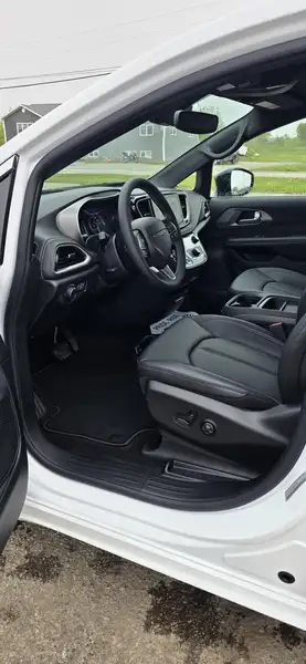 2027 Chrysler Pacifica, bílá, dovoz Kanada — foto 10 z 12