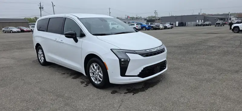 2027 Chrysler Pacifica, bílá, dovoz Kanada — foto 3 z 12