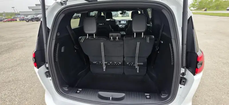 2027 Chrysler Pacifica, bílá, dovoz Kanada — foto 7 z 12