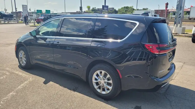 2027 Chrysler Pacifica Select, černá, 15 km, dovoz Kanada — foto 2 z 5