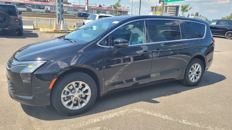 2027 Chrysler Pacifica Select, černá, 15 km, dovoz Kanada — foto 3 z 5