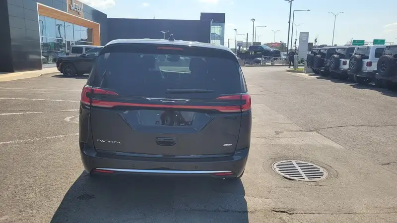 2027 Chrysler Pacifica Select, černá, 15 km, dovoz Kanada — foto 5 z 5