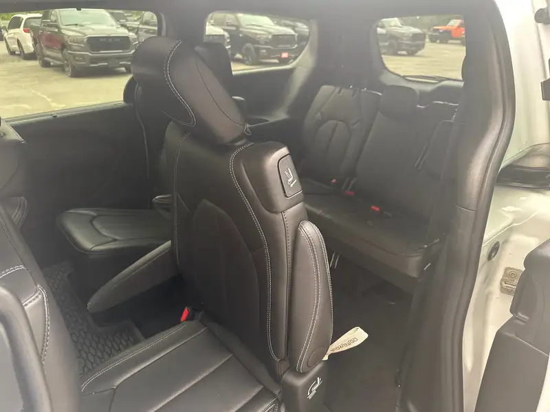 2025 Chrysler Pacifica Select, bílá, 17 562 km, dovoz Kanada — foto 12 z 12