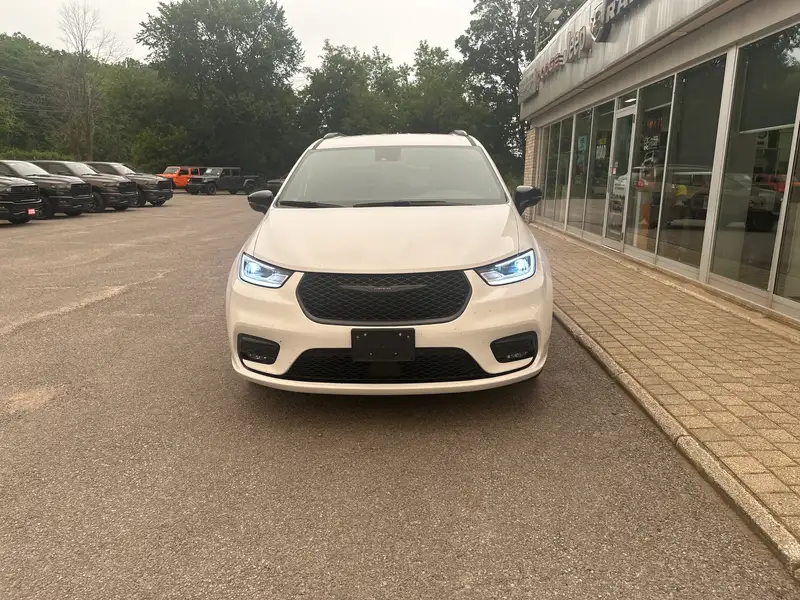 2025 Chrysler Pacifica Select, bílá, 17 562 km, dovoz Kanada — foto 2 z 12