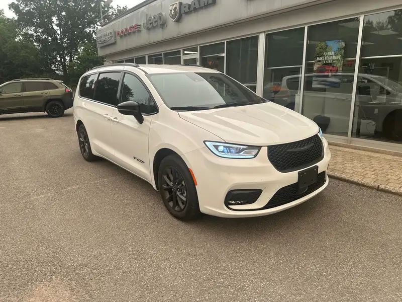2025 Chrysler Pacifica Select, bílá, 17 562 km, dovoz Kanada — foto 3 z 12