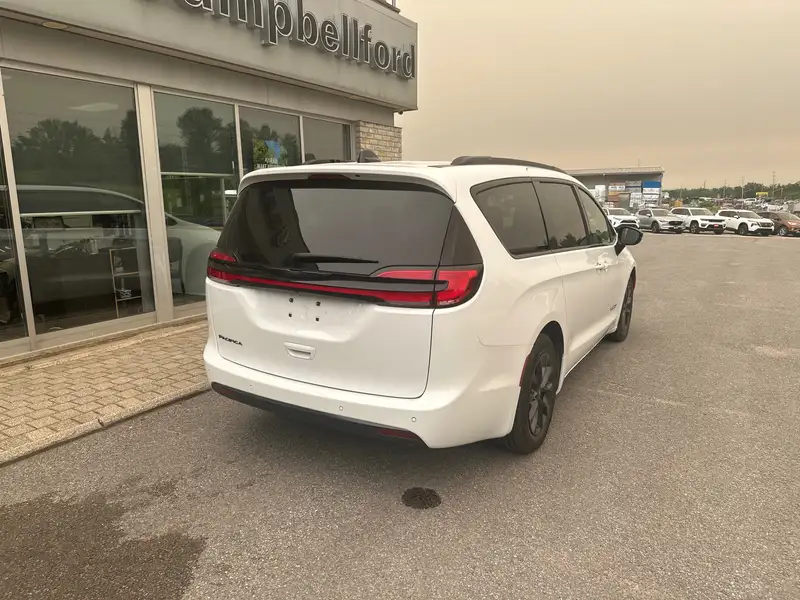 2025 Chrysler Pacifica Select, bílá, 17 562 km, dovoz Kanada — foto 5 z 12