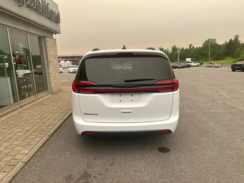 2025 Chrysler Pacifica Select, bílá, 17 562 km, dovoz Kanada — foto 6 z 12