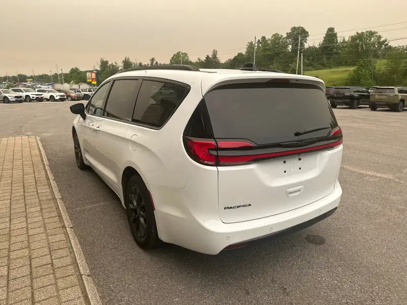 2025 Chrysler Pacifica Select, bílá, 17 562 km, dovoz Kanada — foto 7 z 12
