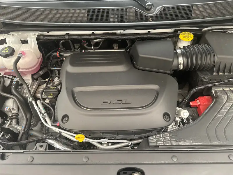 2025 Chrysler Pacifica Select, bílá, 17 562 km, dovoz Kanada — foto 9 z 12
