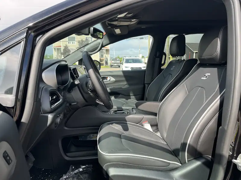 2024 Chrysler Pacifica Select, černá, 10 km, dovoz Kanada — foto 11 z 12