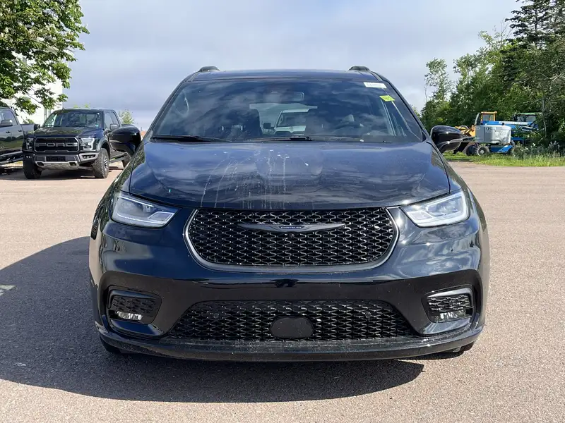 2024 Chrysler Pacifica Select, černá, 10 km, dovoz Kanada — foto 2 z 12