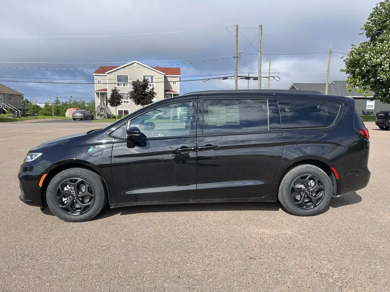 2024 Chrysler Pacifica Select, černá, 10 km, dovoz Kanada — foto 8 z 12